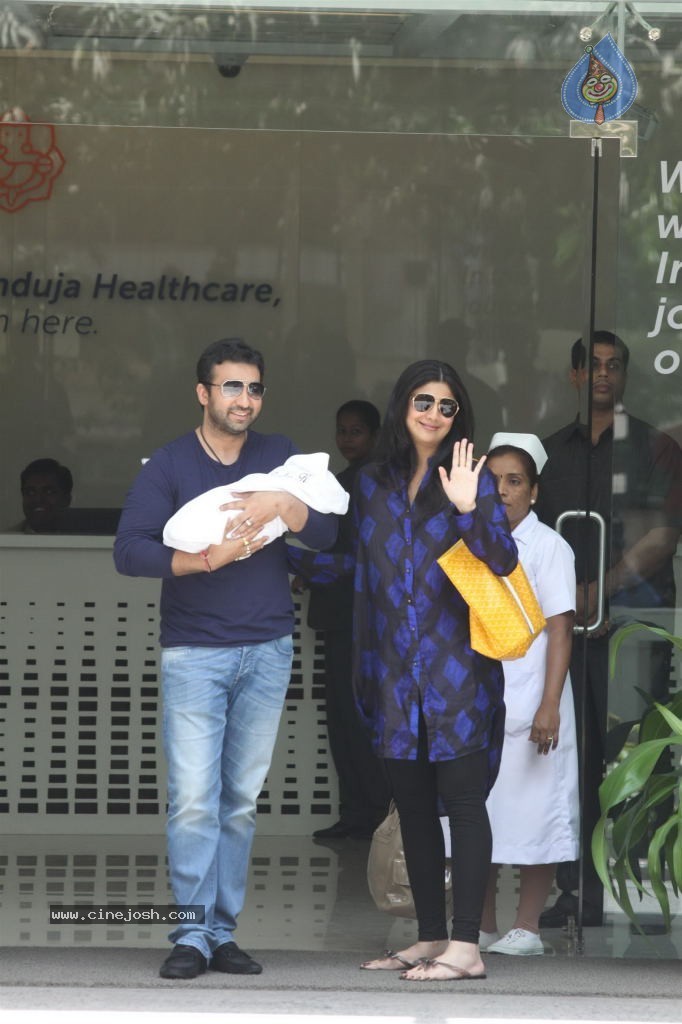 Shilpa Shetty With Her Baby Boy - 2 / 34 photos