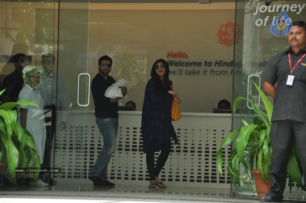 Shilpa Shetty With Her Baby Boy - 5 / 34 photos