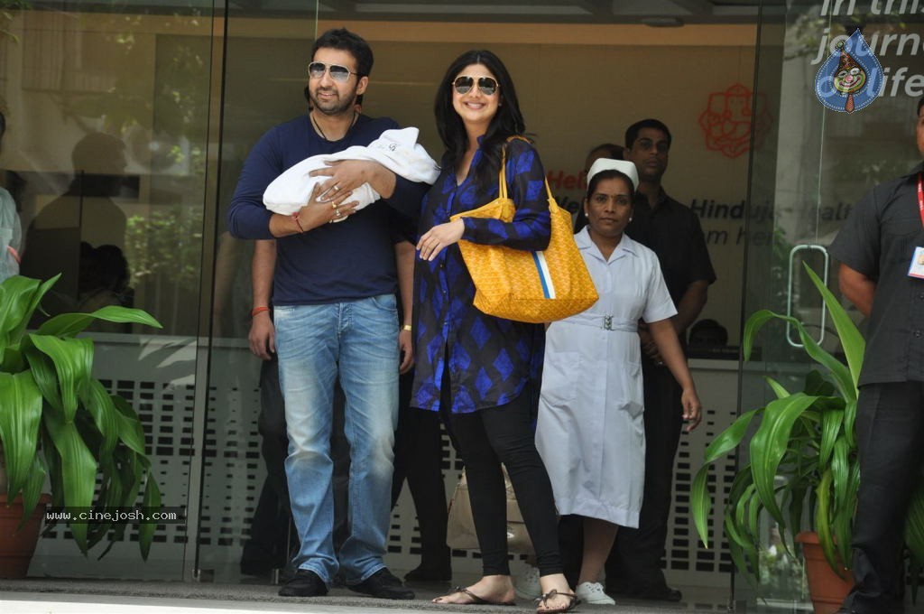 Shilpa Shetty With Her Baby Boy - 8 / 34 photos