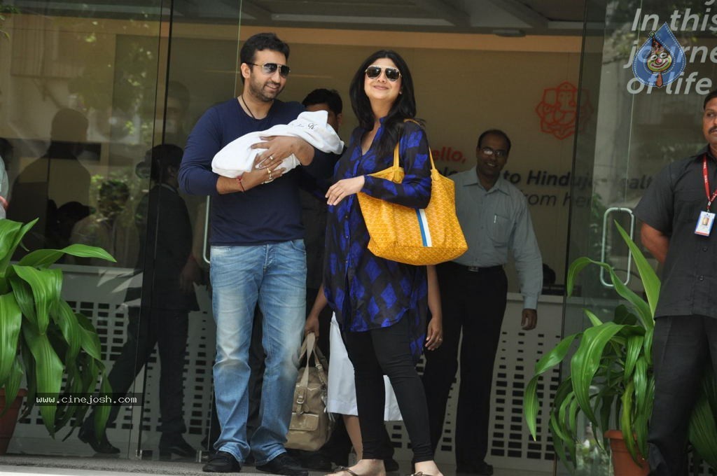 Shilpa Shetty With Her Baby Boy - 10 / 34 photos