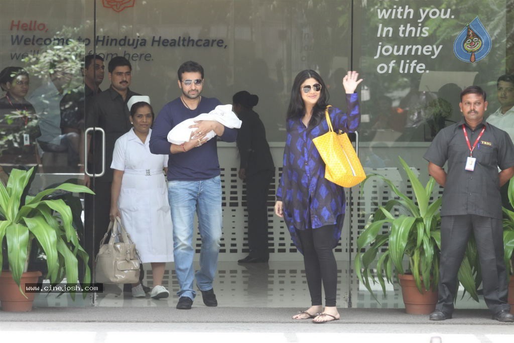 Shilpa Shetty With Her Baby Boy - 12 / 34 photos