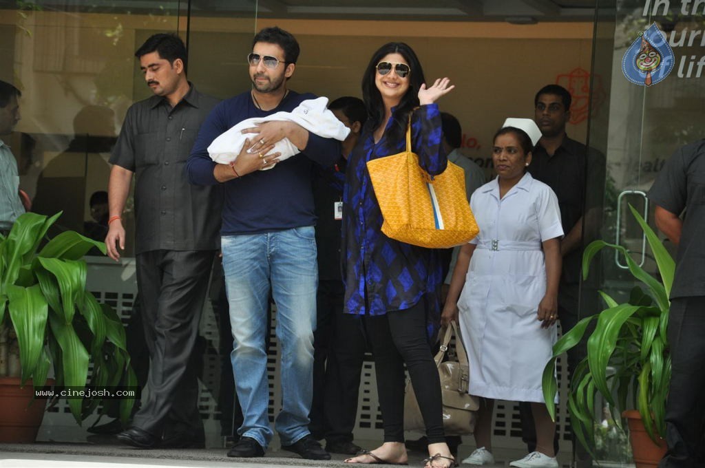 Shilpa Shetty With Her Baby Boy - 16 / 34 photos