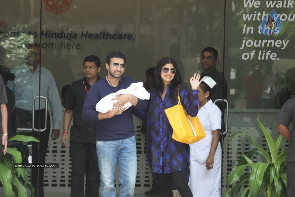 Shilpa Shetty With Her Baby Boy - 18 / 34 photos