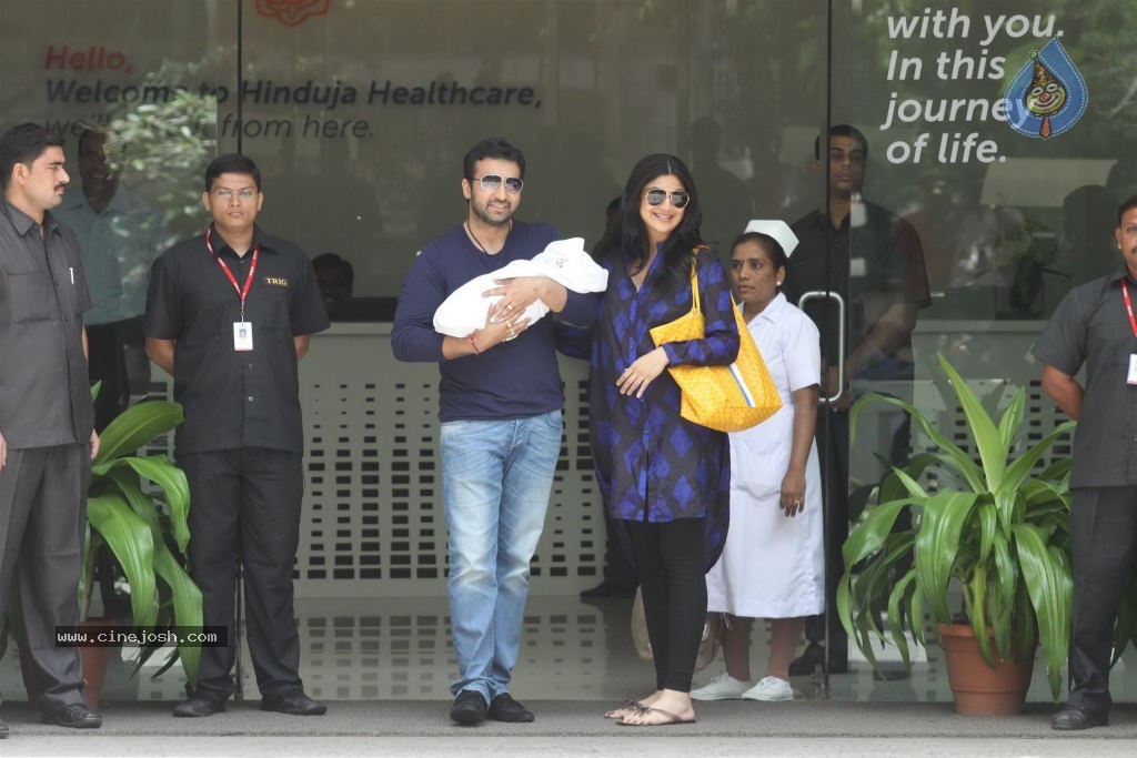 Shilpa Shetty With Her Baby Boy - 21 / 34 photos