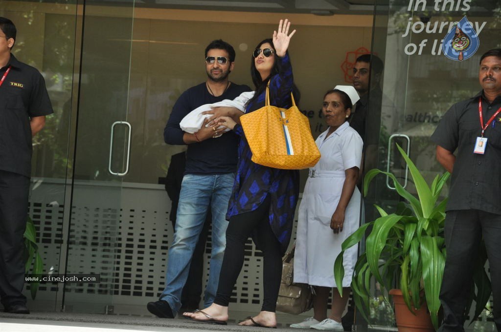 Shilpa Shetty With Her Baby Boy - 22 / 34 photos