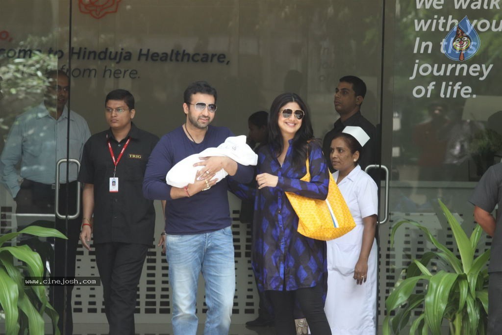 Shilpa Shetty With Her Baby Boy - 25 / 34 photos