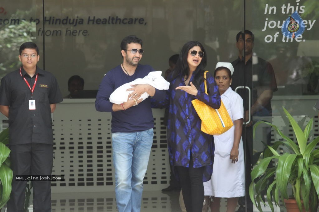 Shilpa Shetty With Her Baby Boy - 29 / 34 photos