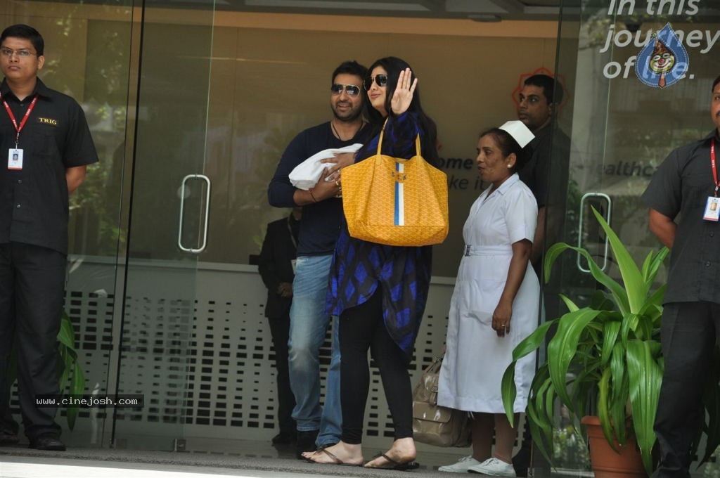 Shilpa Shetty With Her Baby Boy - 31 / 34 photos