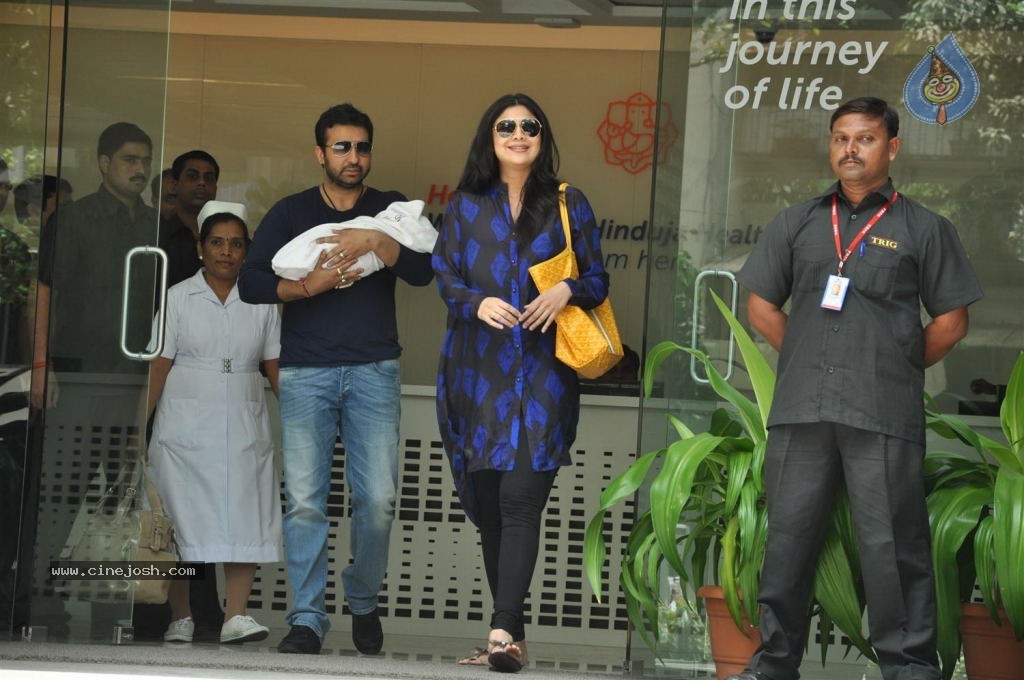 Shilpa Shetty With Her Baby Boy - 32 / 34 photos