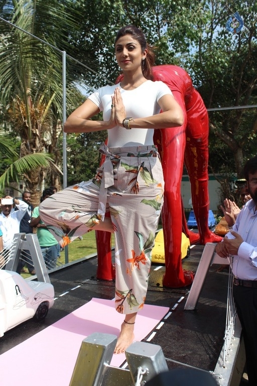 Shilpa Shetty Yoga Pose Statue Inauguration Pics - 2 / 38 photos