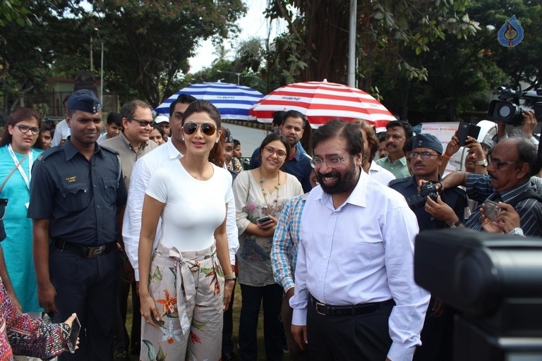 Shilpa Shetty Yoga Pose Statue Inauguration Pics - 13 / 38 photos