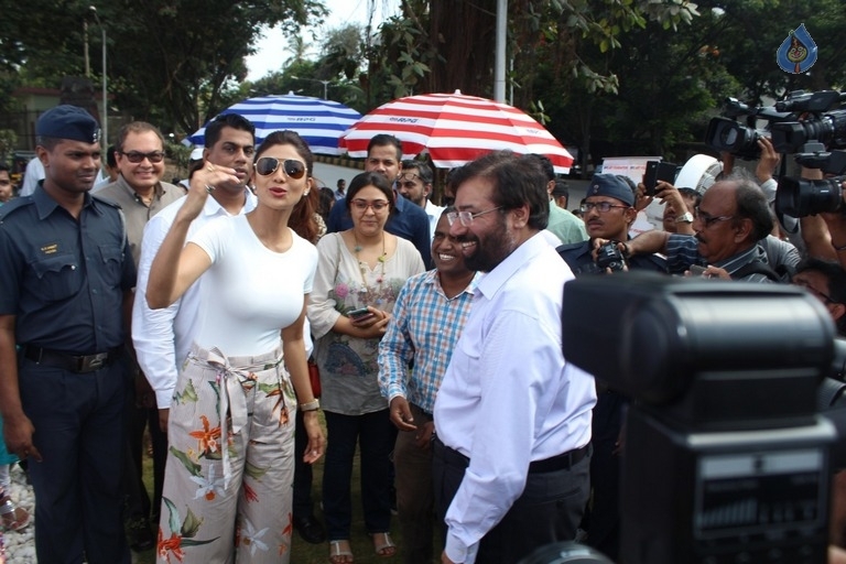 Shilpa Shetty Yoga Pose Statue Inauguration Pics - 19 / 38 photos