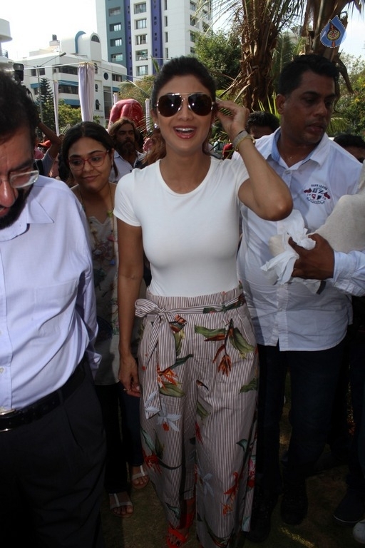 Shilpa Shetty Yoga Pose Statue Inauguration Pics - 25 / 38 photos