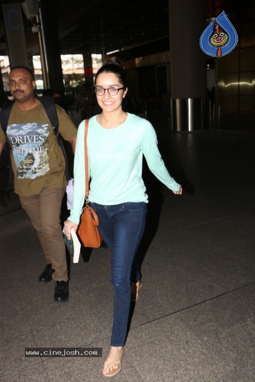 Shraddha Kapoor Spotted at Airport - 7 / 13 photos