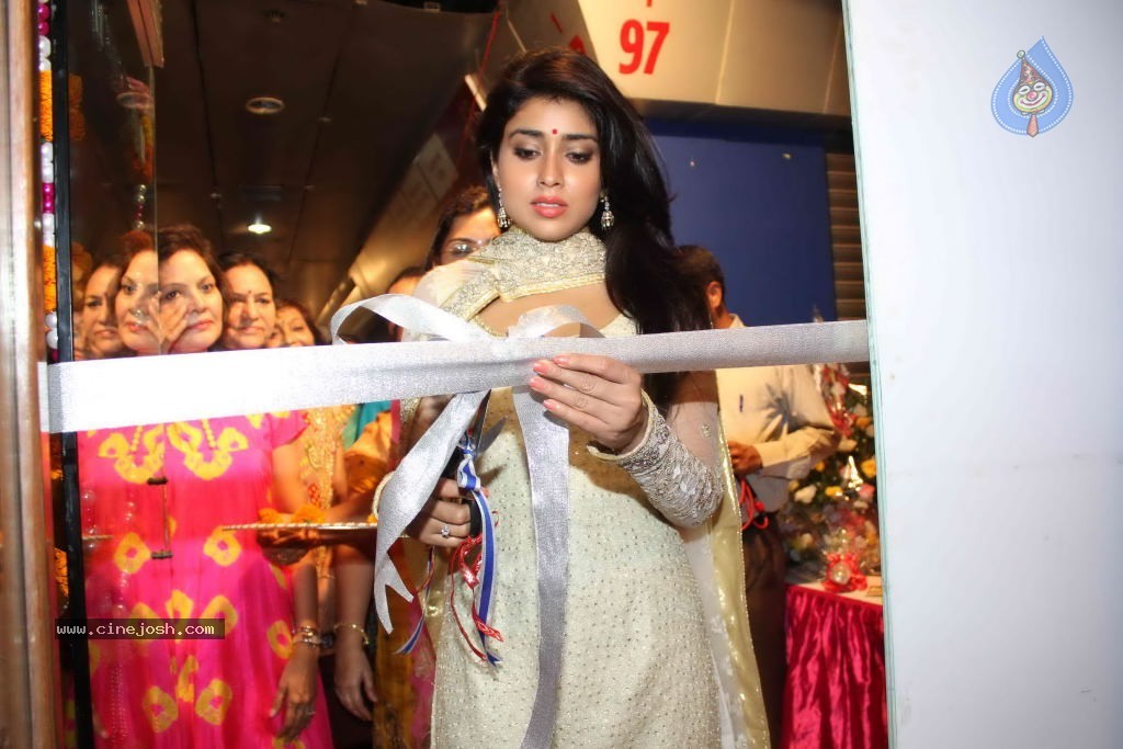 Shriya Launches Inner Wheel Club Store - 14 / 33 photos