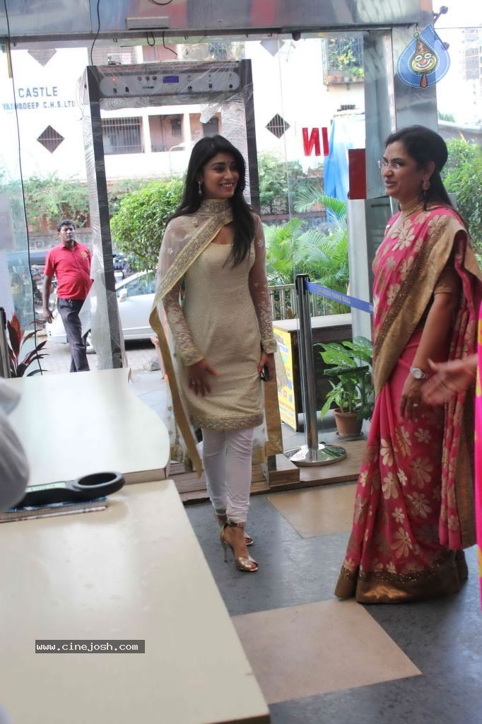 Shriya Launches Inner Wheel Club Store - 18 / 33 photos