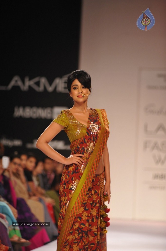 Shriya Walks the Ramp at LFW Winter Festive 2014 - 3 / 40 photos