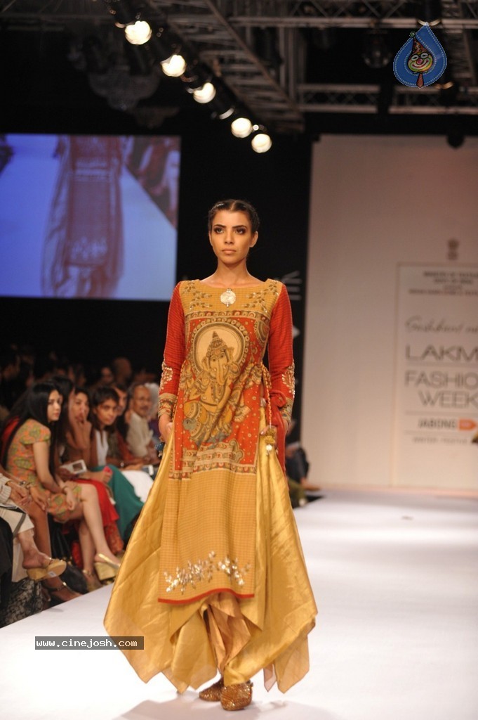 Shriya Walks the Ramp at LFW Winter Festive 2014 - 6 / 40 photos