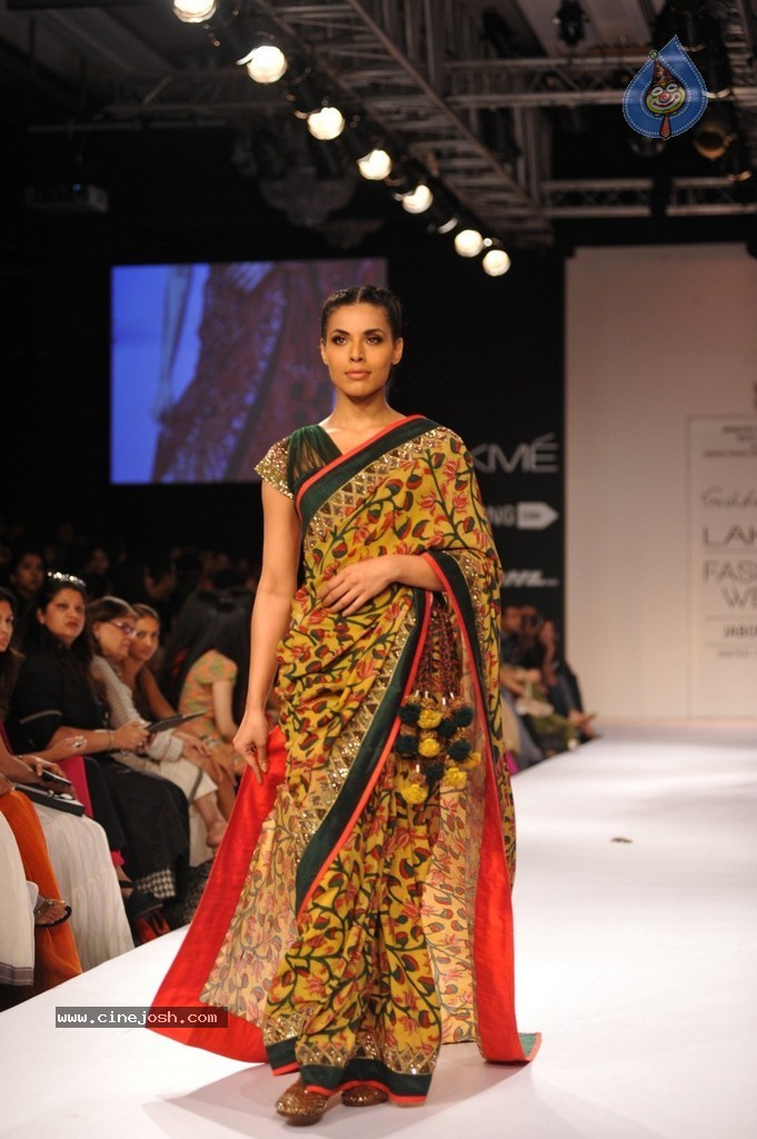 Shriya Walks the Ramp at LFW Winter Festive 2014 - 11 / 40 photos