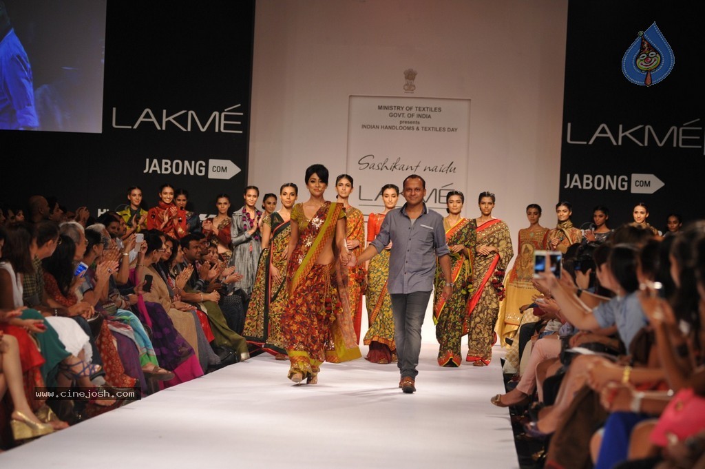 Shriya Walks the Ramp at LFW Winter Festive 2014 - 13 / 40 photos