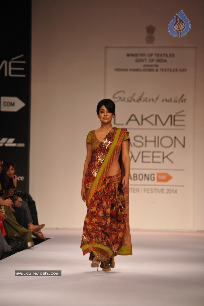 Shriya Walks the Ramp at LFW Winter Festive 2014 - 14 / 40 photos