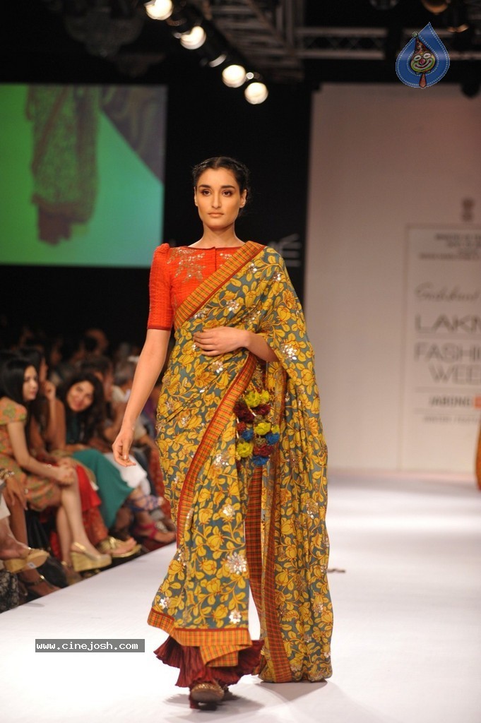 Shriya Walks the Ramp at LFW Winter Festive 2014 - 16 / 40 photos