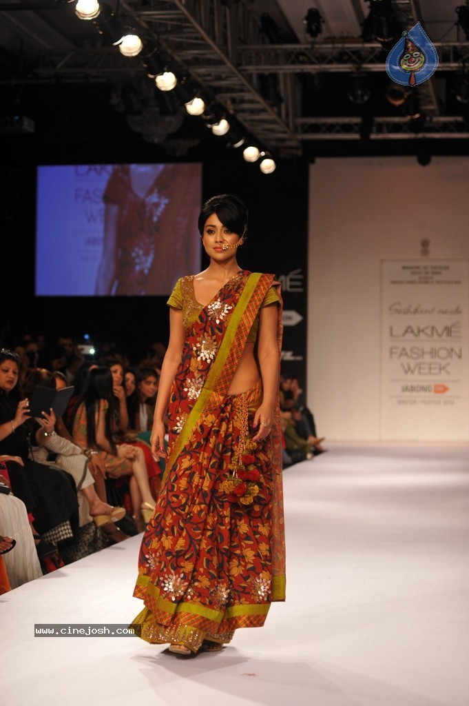 Shriya Walks the Ramp at LFW Winter Festive 2014 - 18 / 40 photos