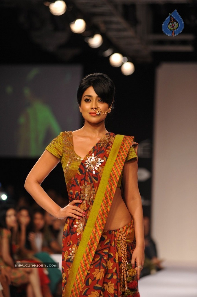 Shriya Walks the Ramp at LFW Winter Festive 2014 - 22 / 40 photos