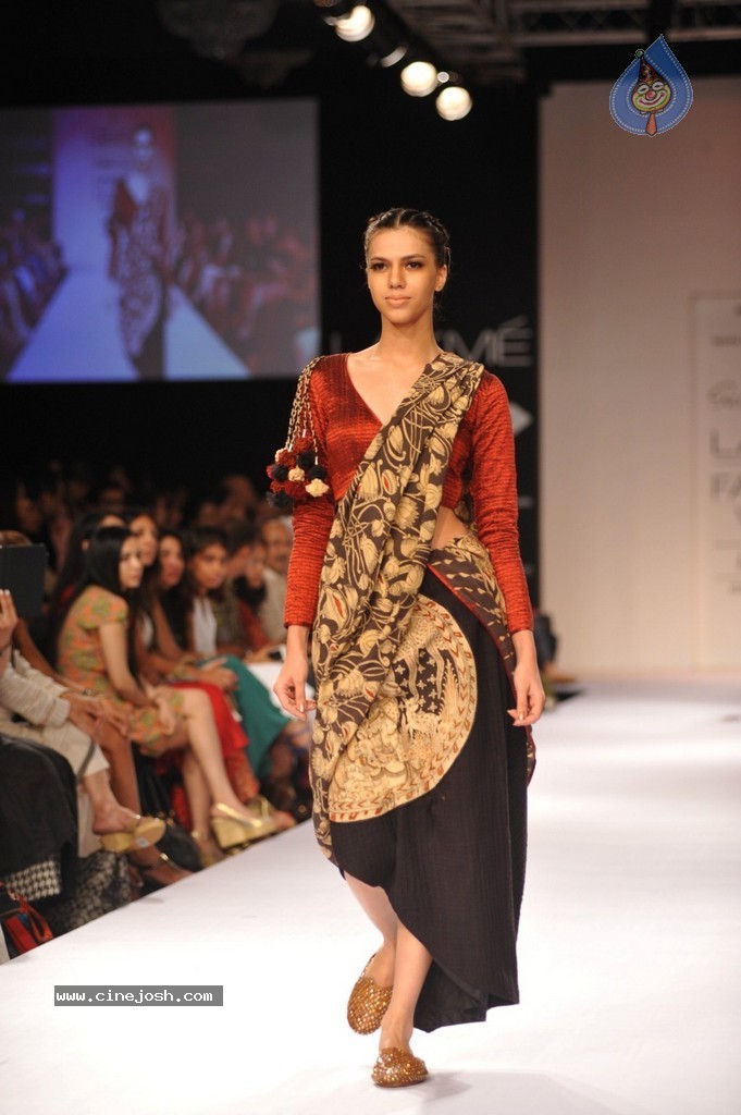 Shriya Walks the Ramp at LFW Winter Festive 2014 - 33 / 40 photos