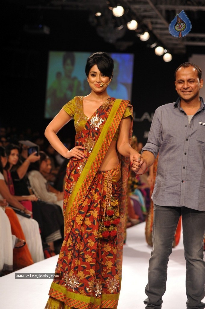 Shriya Walks the Ramp at LFW Winter Festive 2014 - 34 / 40 photos