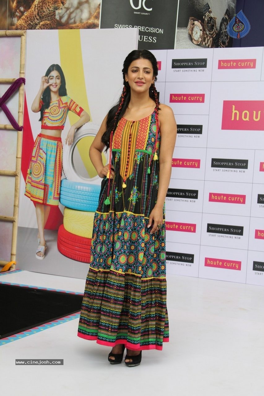 Shruti Haasan at Haute Curry Fashion Show - 7 / 49 photos