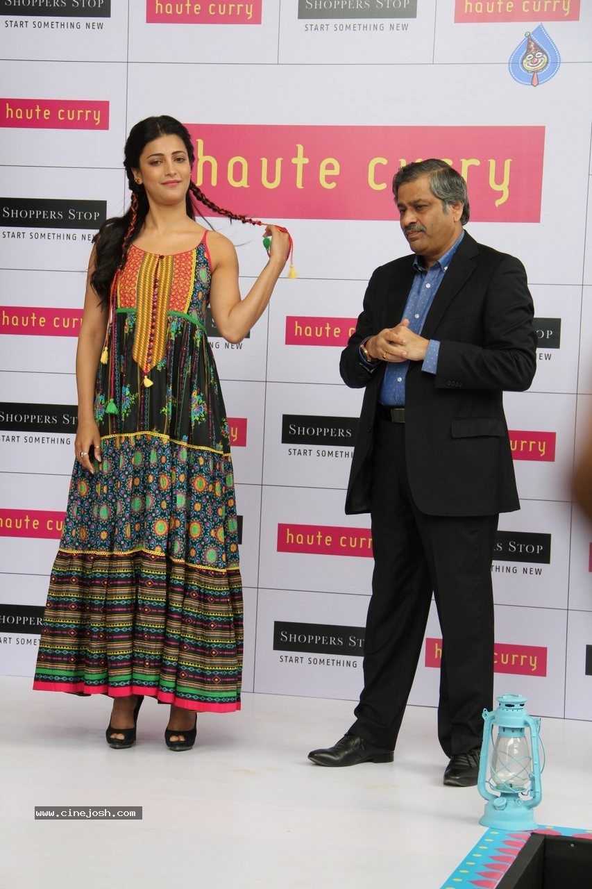 Shruti Haasan at Haute Curry Fashion Show - 9 / 49 photos