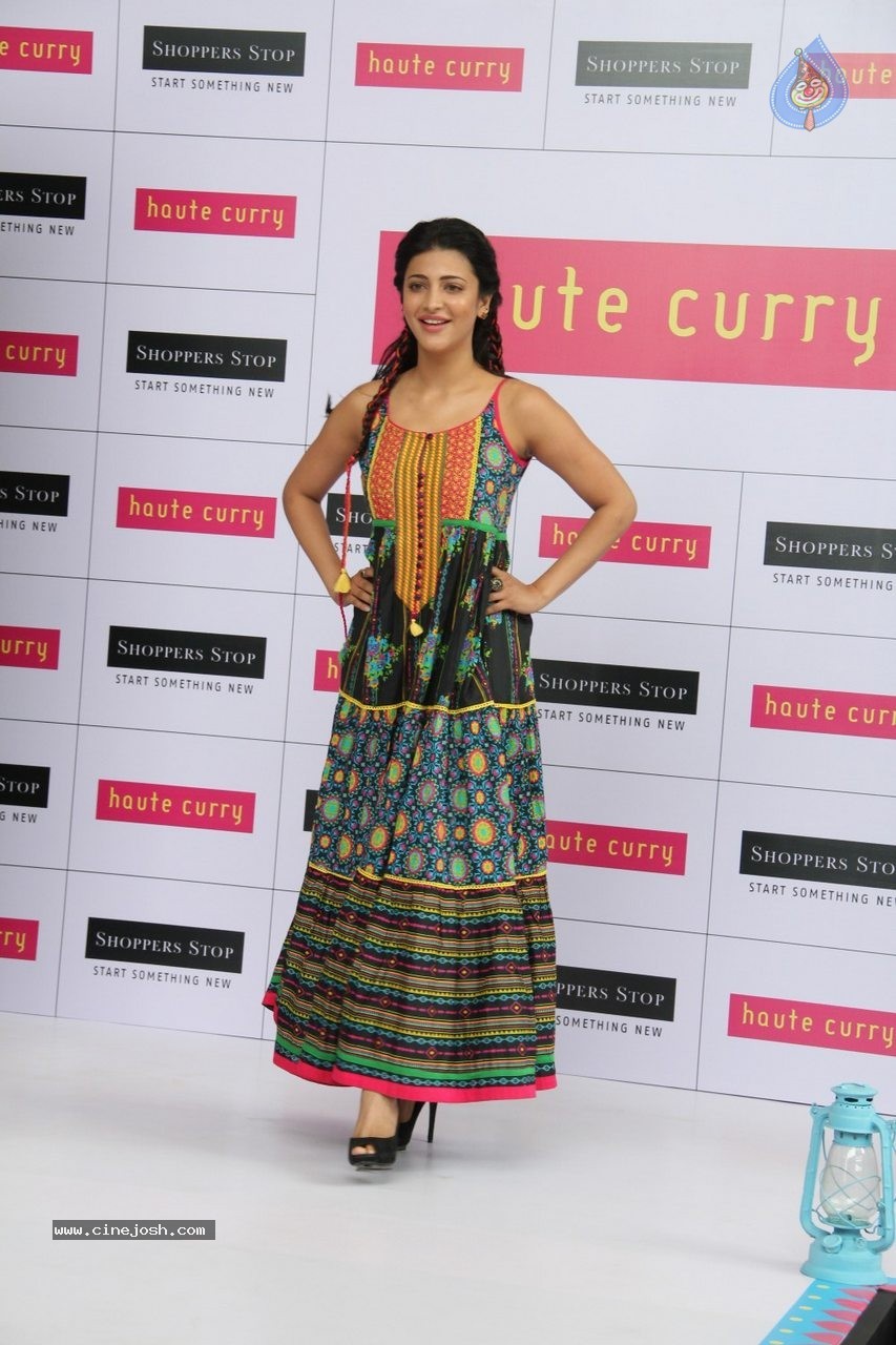 Shruti Haasan at Haute Curry Fashion Show - 12 / 49 photos