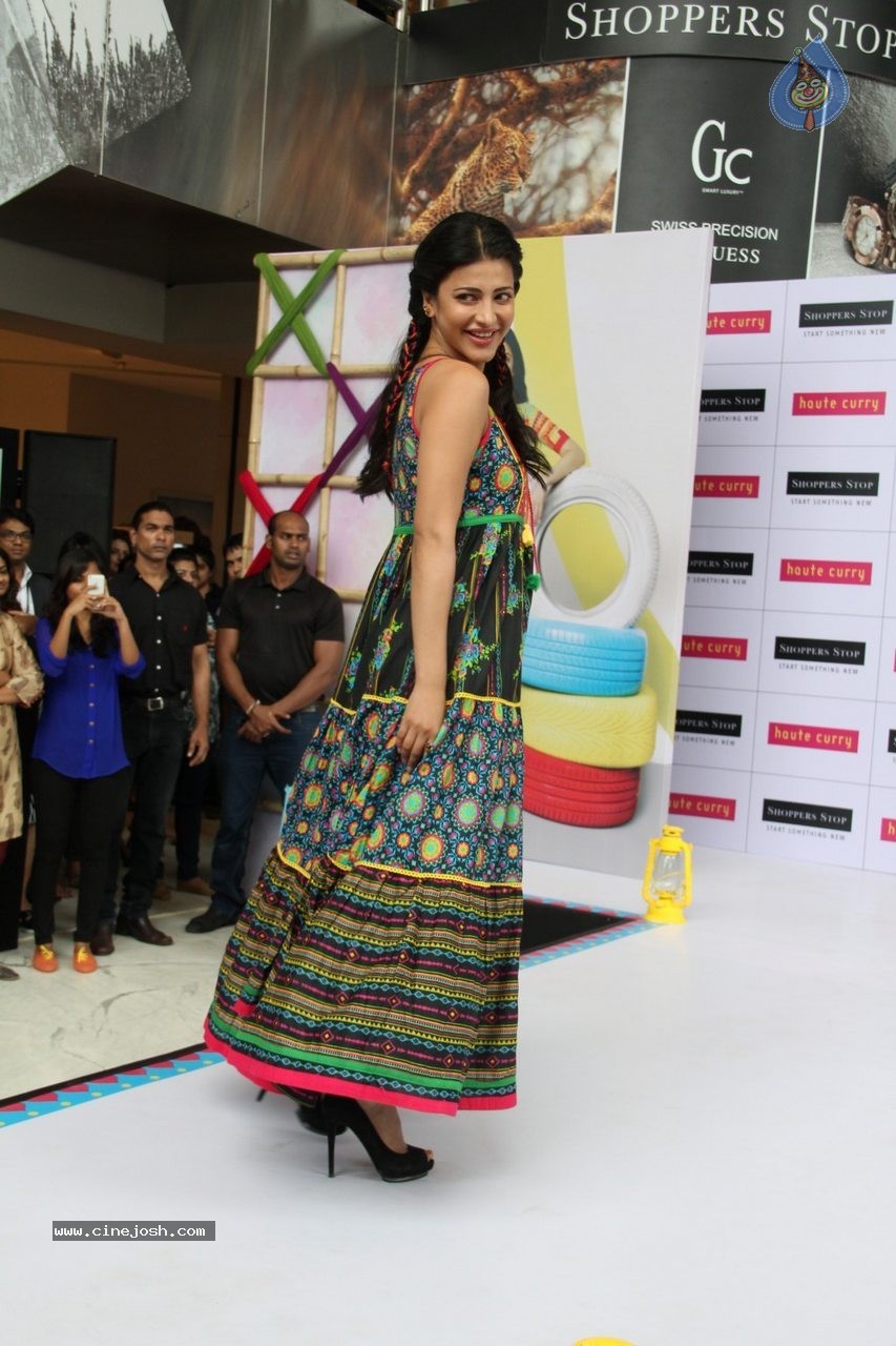 Shruti Haasan at Haute Curry Fashion Show - 16 / 49 photos