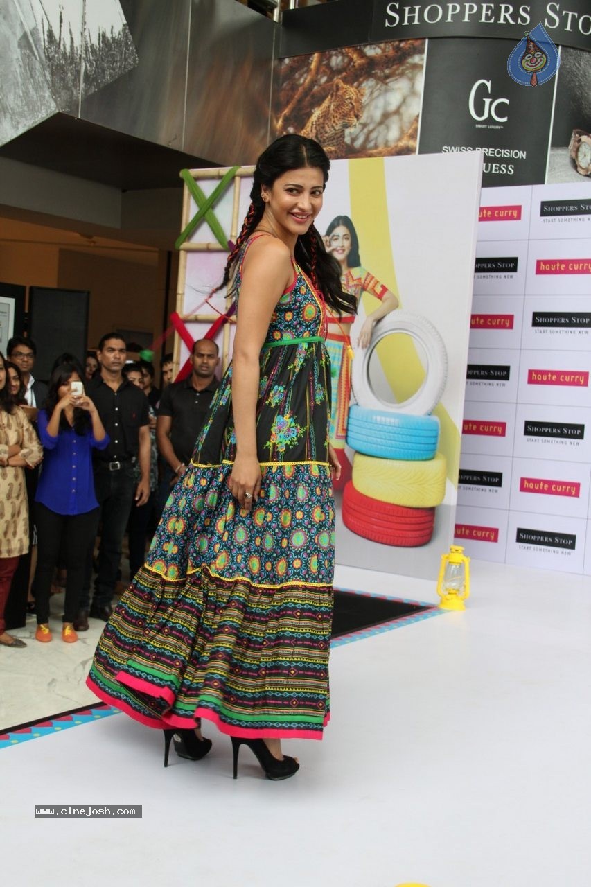 Shruti Haasan at Haute Curry Fashion Show - 20 / 49 photos
