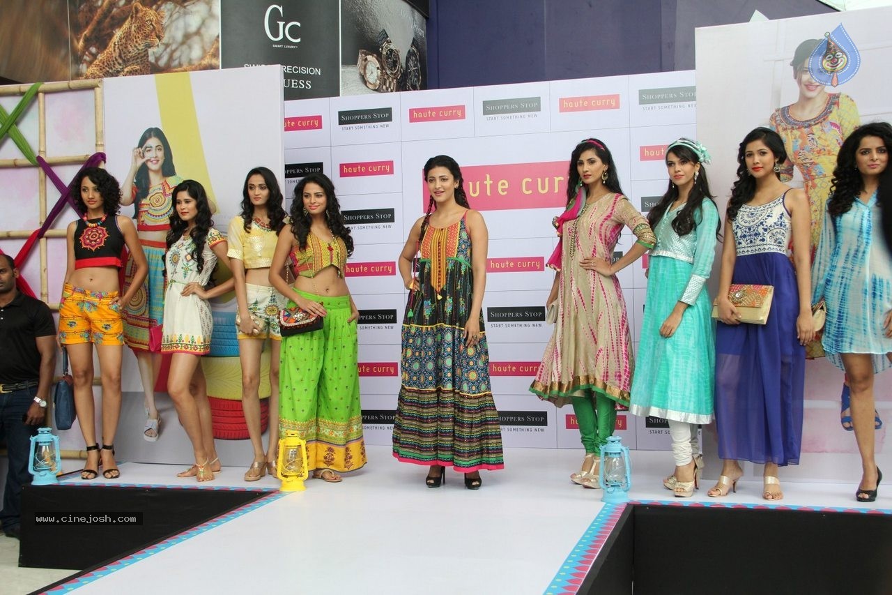 Shruti Haasan at Haute Curry Fashion Show - 32 / 49 photos