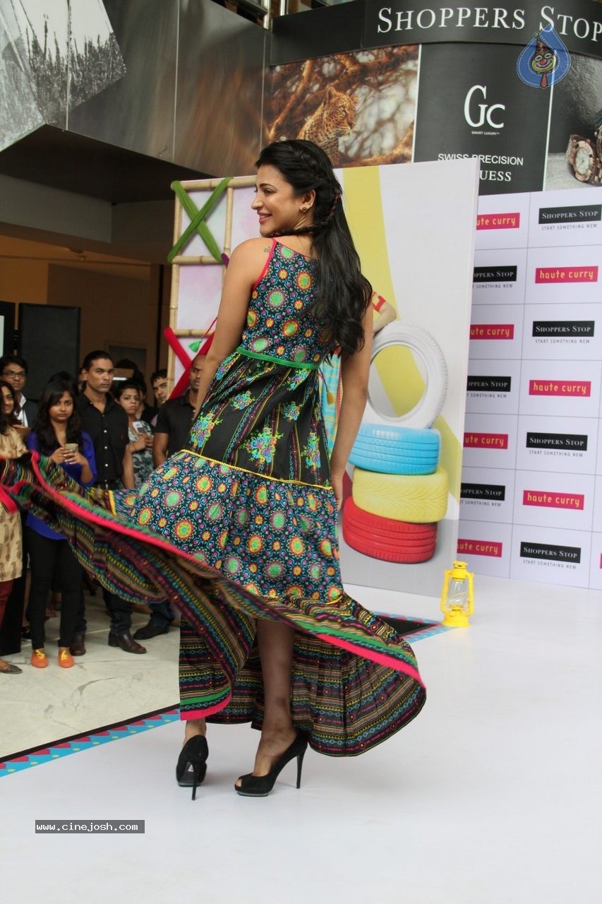 Shruti Haasan at Haute Curry Fashion Show - 38 / 49 photos