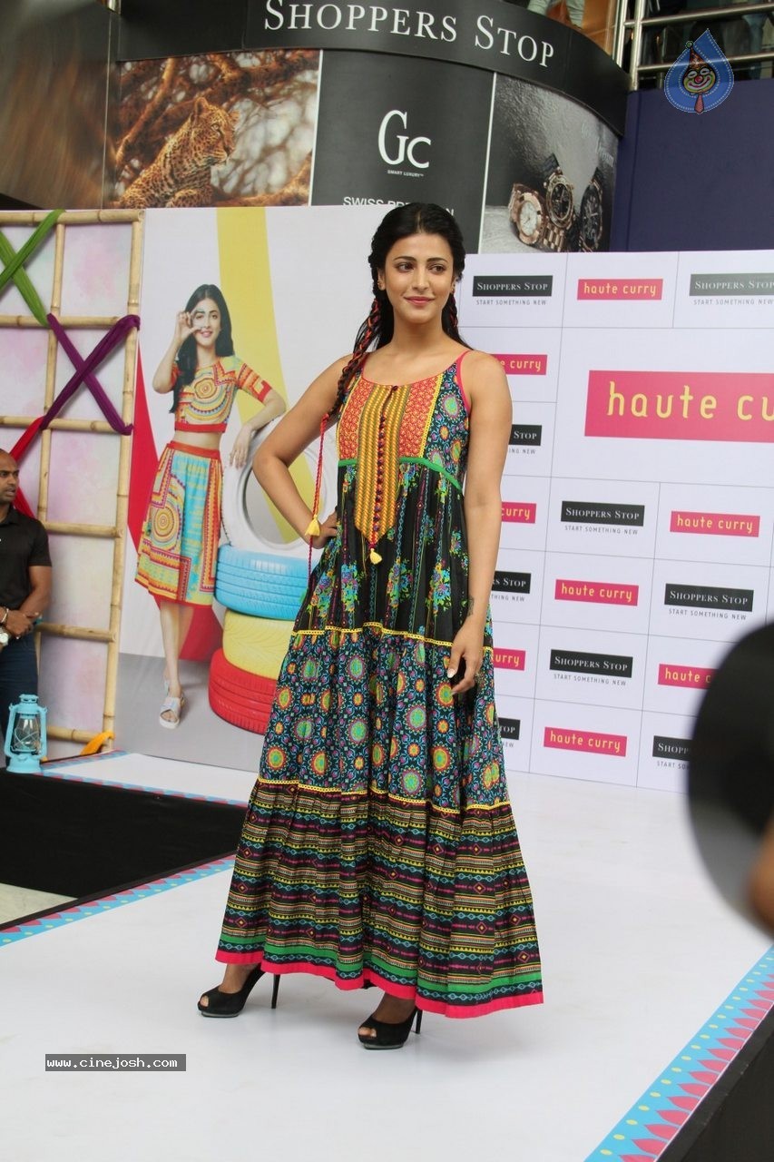 Shruti Haasan at Haute Curry Fashion Show - 45 / 49 photos