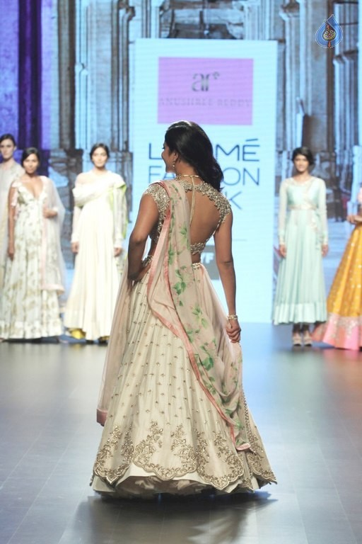 Shruti Haasan at LFW Summer Resort 2016 - 2 / 20 photos