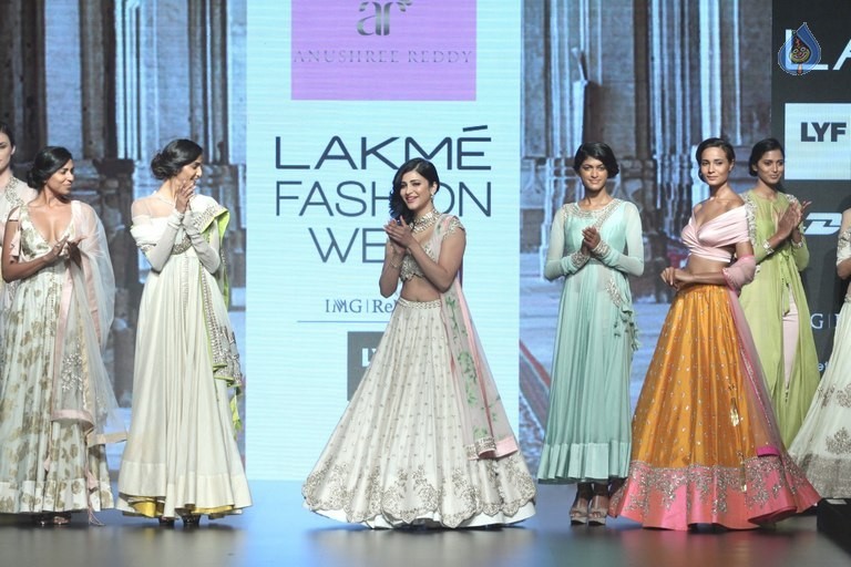 Shruti Haasan at LFW Summer Resort 2016 - 5 / 20 photos