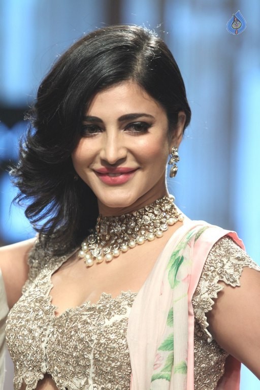 Shruti Haasan at LFW Summer Resort 2016 - 10 / 20 photos
