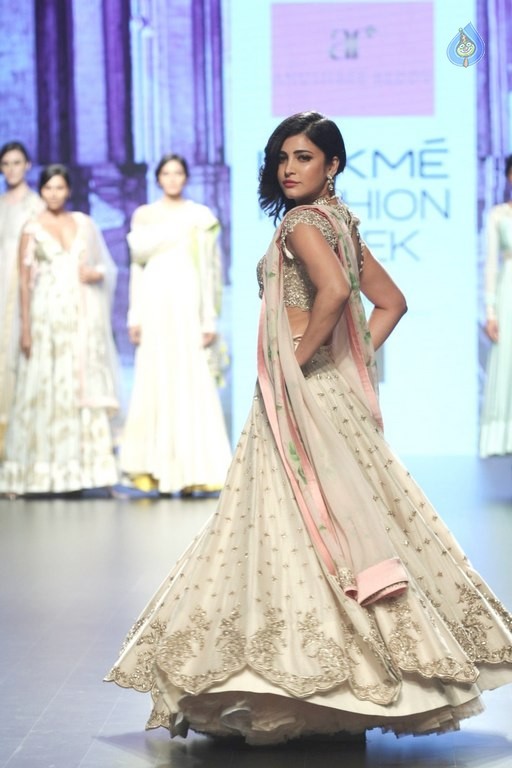 Shruti Haasan at LFW Summer Resort 2016 - 15 / 20 photos