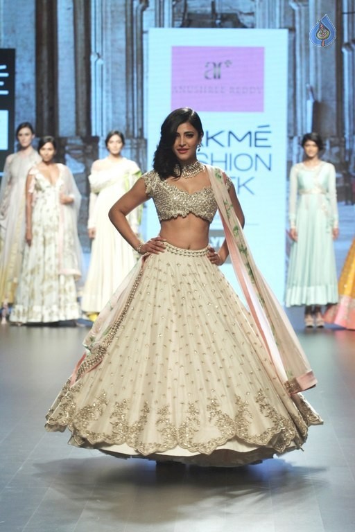 Shruti Haasan at LFW Summer Resort 2016 - 17 / 20 photos