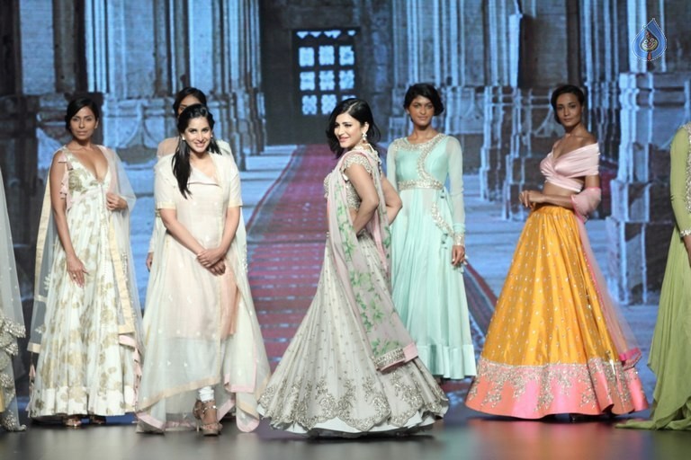 Shruti Haasan at LFW Summer Resort 2016 - 19 / 20 photos