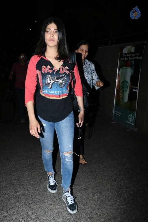 Shruti Haasan at Mumbai Airport - 2 / 17 photos