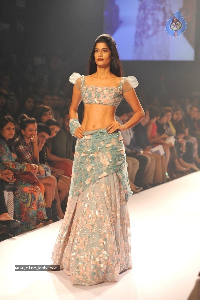 Shruti Haasan n Ileana Walks the Ramp at LFW 2014 - 14 / 28 photos
