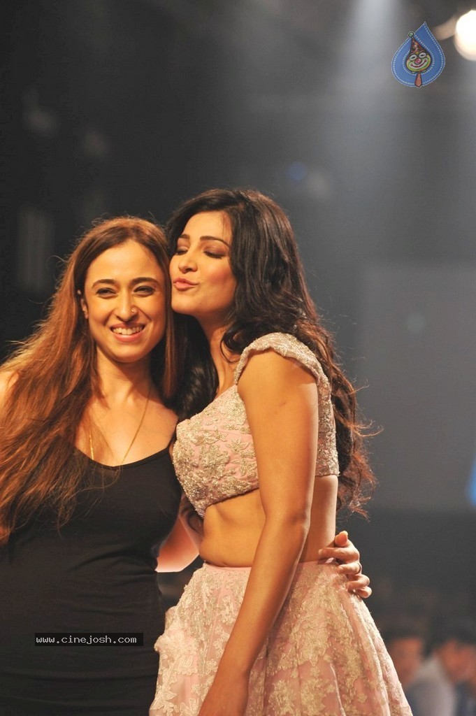 Shruti Haasan n Ileana Walks the Ramp at LFW 2014 - 23 / 28 photos