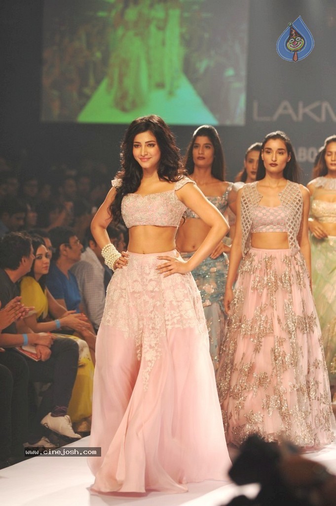 Shruti Haasan n Ileana Walks the Ramp at LFW 2014 - 24 / 28 photos