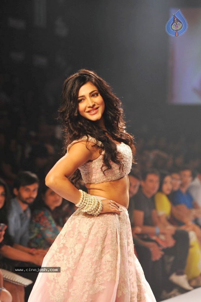 Shruti Haasan n Ileana Walks the Ramp at LFW 2014 - 26 / 28 photos