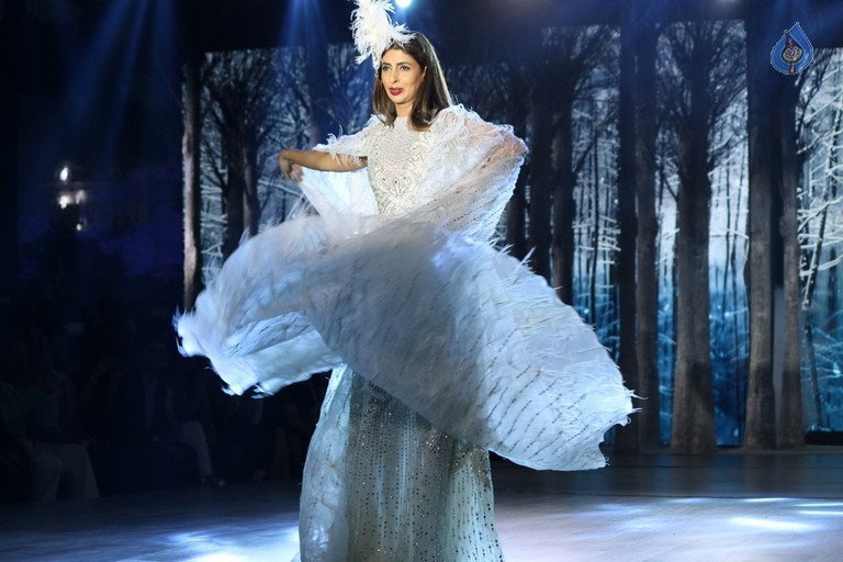 Shweta Nanda Walks the Ramp at Khosla Jani Unveil Collection - 11 / 36 photos